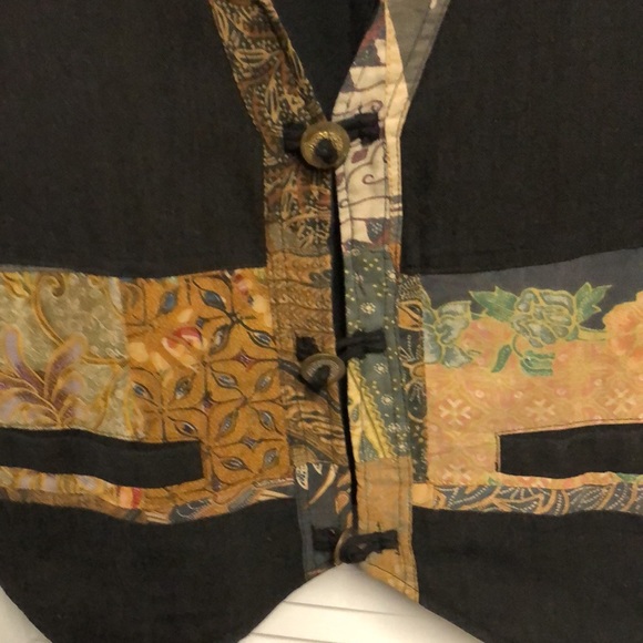 Bali vest batik fabric details and coin buttons - Picture 3 of 7